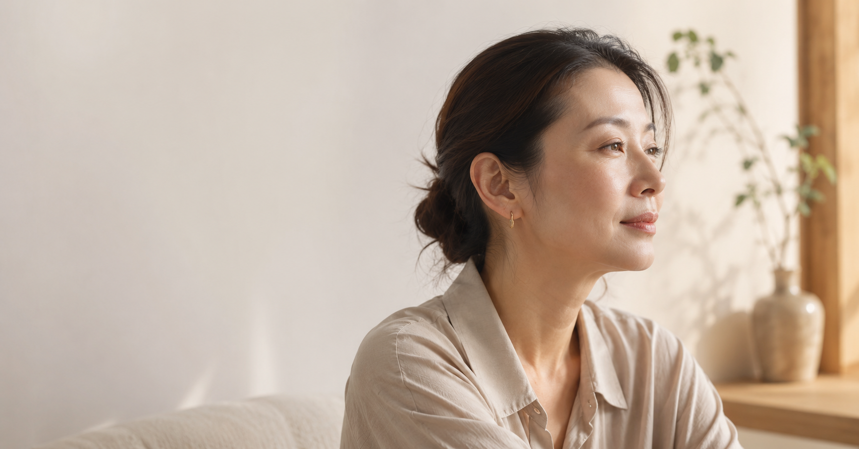 一位女性在柔和自然光中安靜凝視窗外,呈現臉部疲憊感、眼周沉重、膚色暗沉與身體修復力之間的關係。